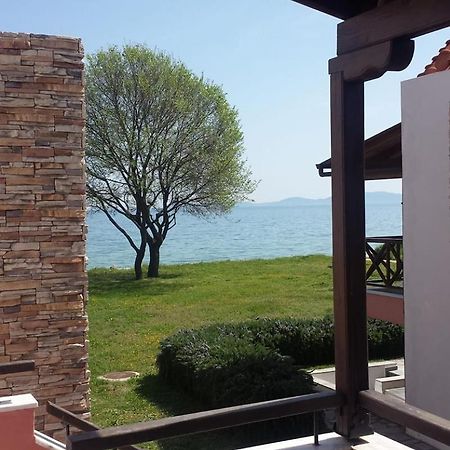 Beachfront Stylish Maisonette In לריסוס מראה חיצוני תמונה