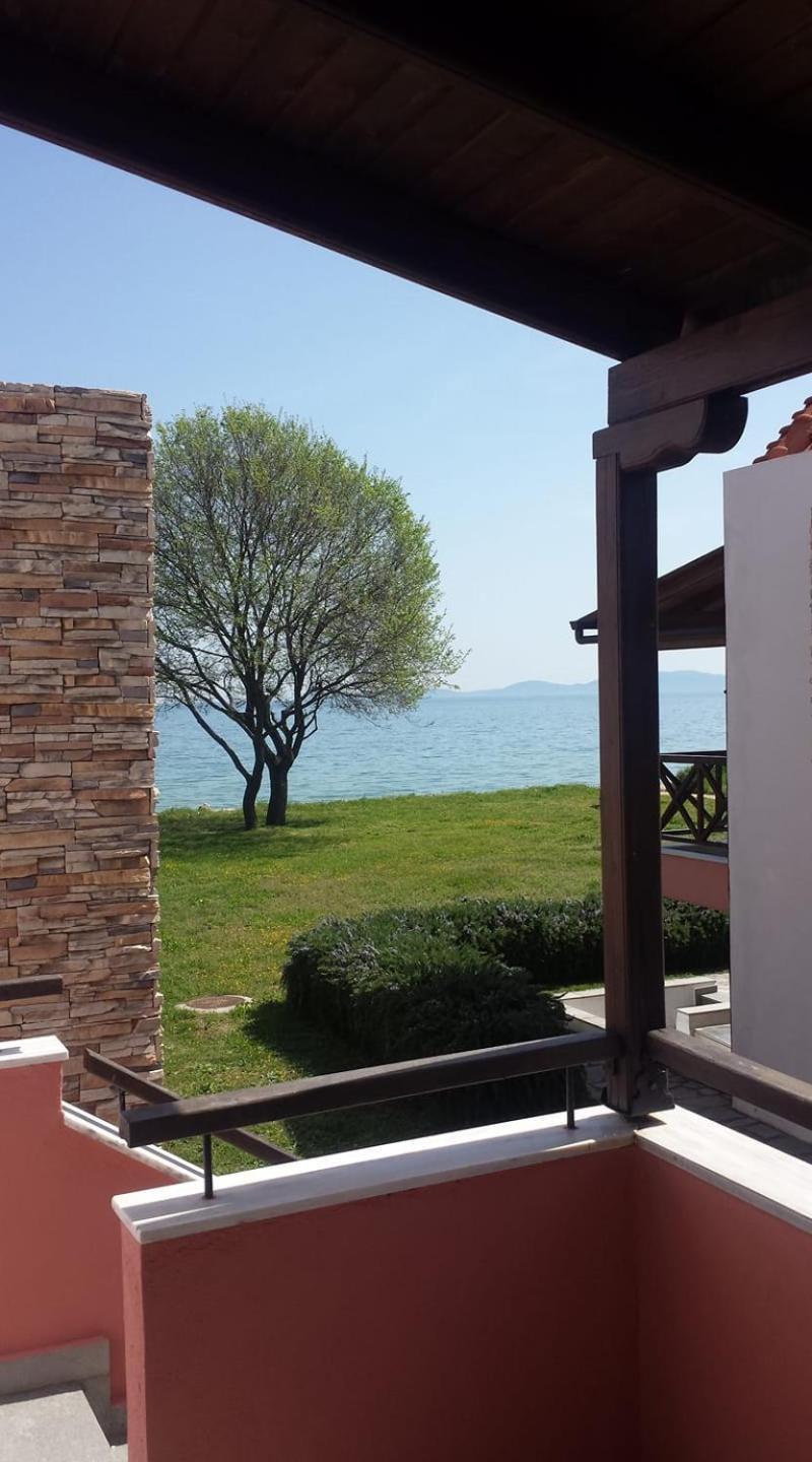 Beachfront Stylish Maisonette In לריסוס מראה חיצוני תמונה