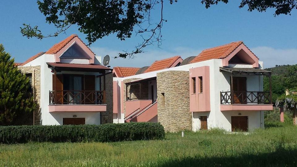 Beachfront Stylish Maisonette In לריסוס מראה חיצוני תמונה