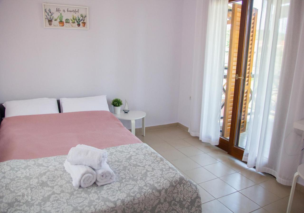 Beachfront Stylish Maisonette In לריסוס מראה חיצוני תמונה
