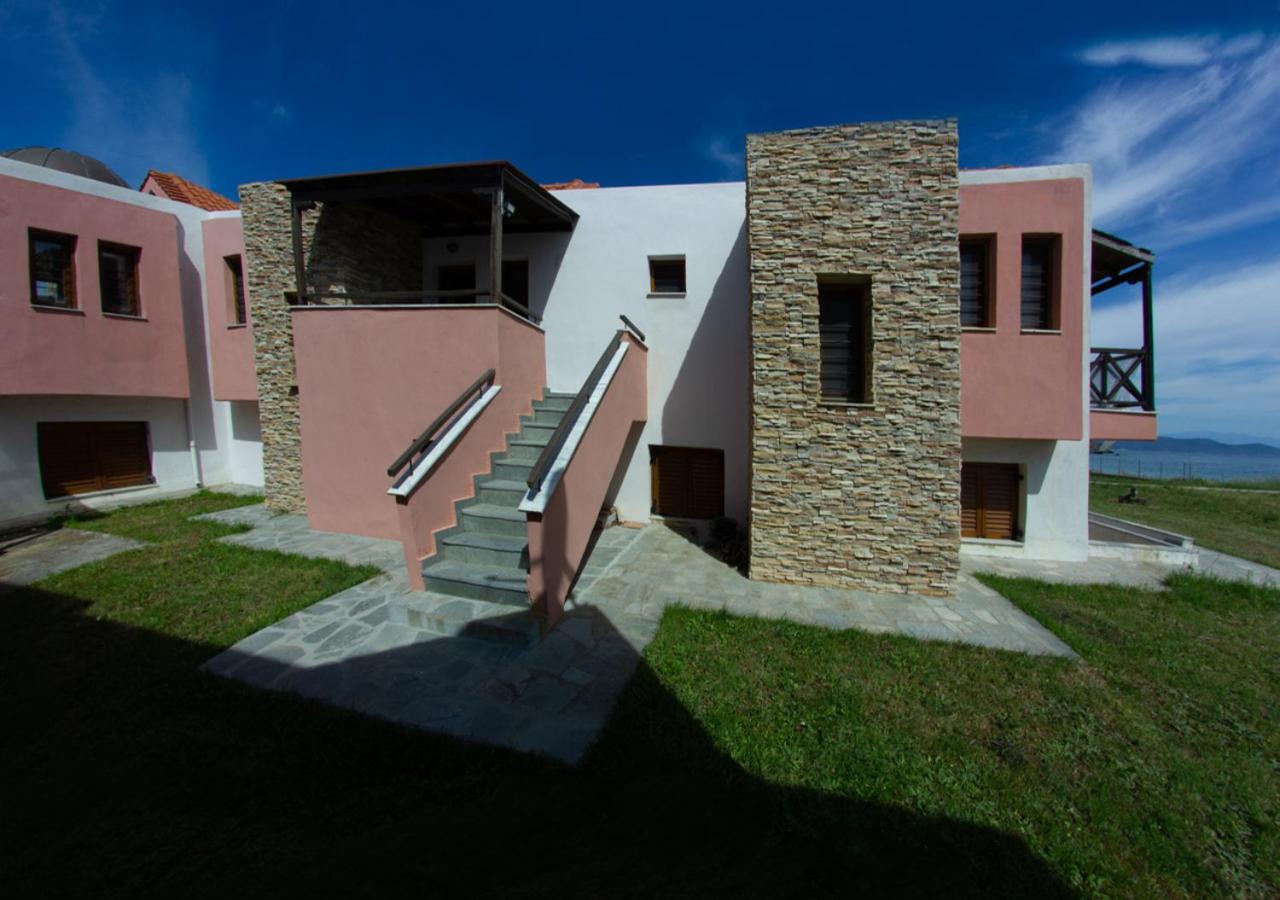 Beachfront Stylish Maisonette In לריסוס מראה חיצוני תמונה