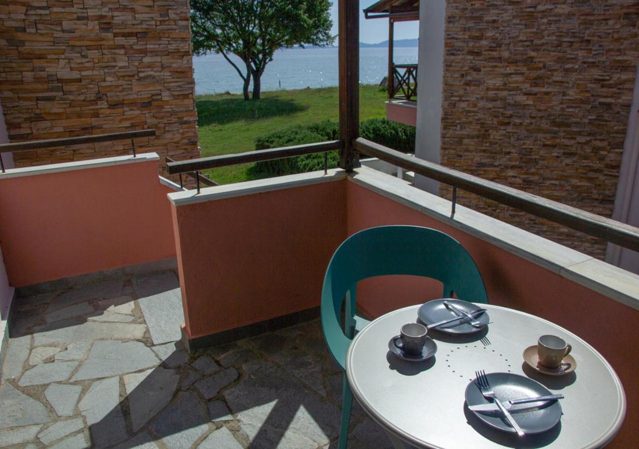 Beachfront Stylish Maisonette In לריסוס מראה חיצוני תמונה