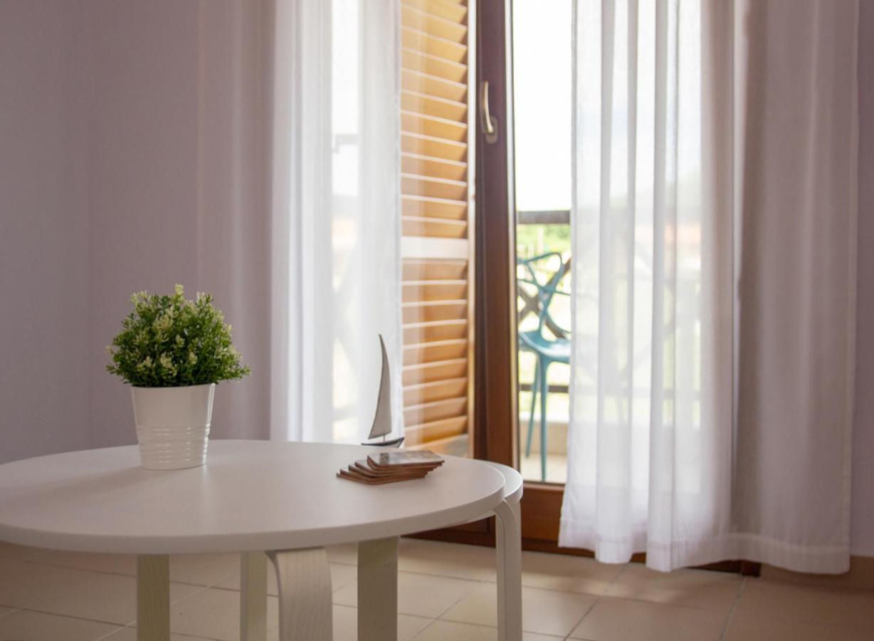 Beachfront Stylish Maisonette In לריסוס מראה חיצוני תמונה